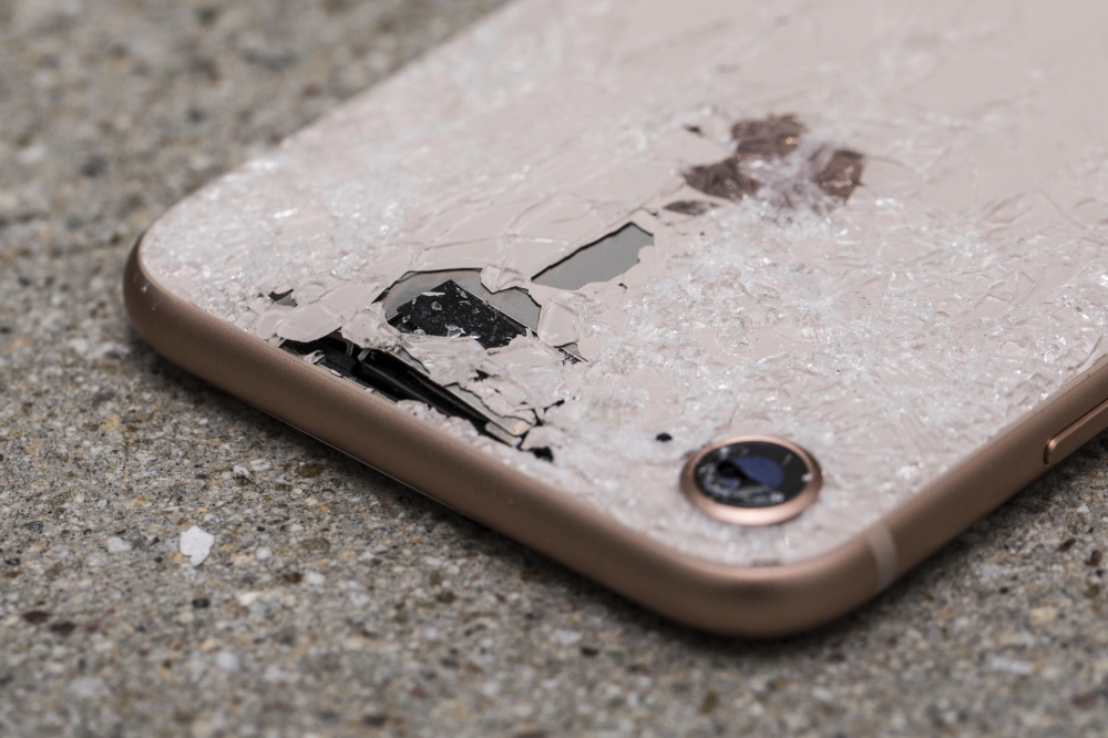 iPhone8背面ガラス割れ交換